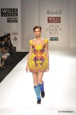 Model walk the ramp for Khushi Z Show at Wills Lifestyle India Fashion Week 2012 day 2 on 7th Oct 2012 (32).JPG
